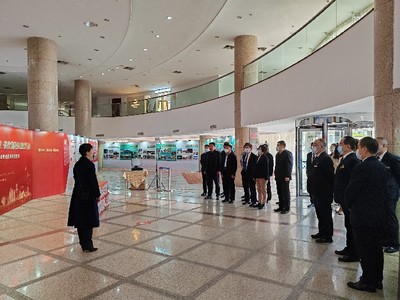 市機關事務服務中心組織開展“參觀‘最美瞬間’展示、促進作風能力提升”主題黨日活動